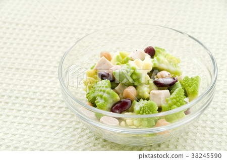 Romanesco and mixed bean salad 38245590
