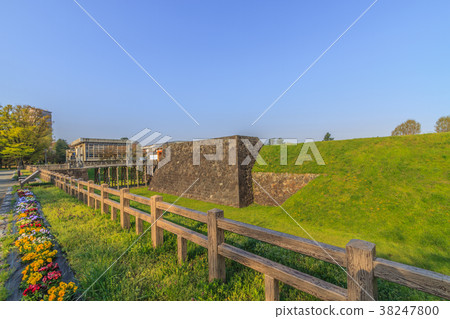 山脈春天早晨城堡廢墟Honmaru廢墟風景 山脈春天早晨城堡廢墟Honmaru廢墟風景 38247800