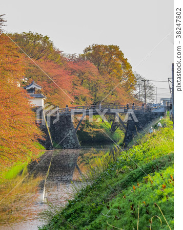山脈春天早晨城堡廢墟水護城河風景 山脈春天早晨城堡廢墟水護城河風景 38247802