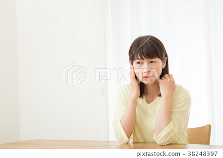 Ear tinnitis Hearing otitis media Negative image Dysfunction Female Portrait 20's 30's 38248397