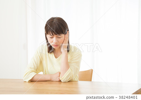 Ear tinnitis Hearing otitis media Negative image Dysfunction Female Portrait 20's 30's Ear tinnitis Hearing otitis media Negative image Dysfunction Female Portrait 20's 30's 38248401