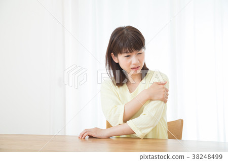 Stiff shoulder, stiff neck, muscle pain, negative image, poor health, female, portrait, twenties, thirties 38248499