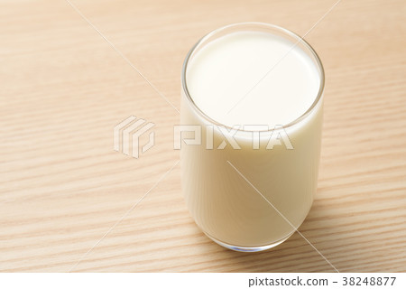 玻璃裝滿了牛奶 38248877