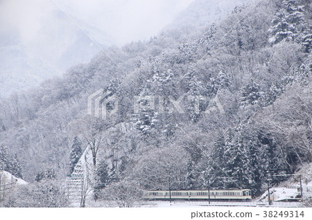 西武秩父線和雪景 西武秩父線和雪景 38249314