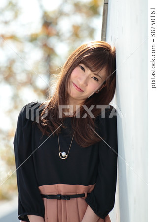 Cute female portrait 38250161