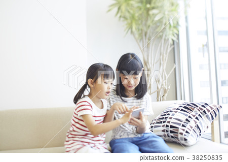 Sister smartphone tablet primary school children 38250835