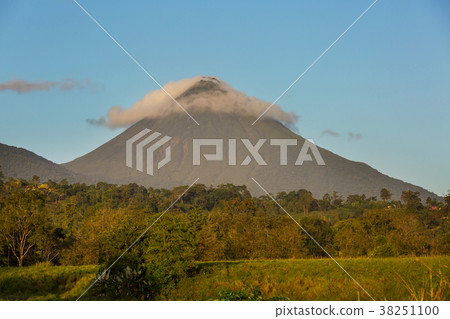 Arenal volcano 38251100