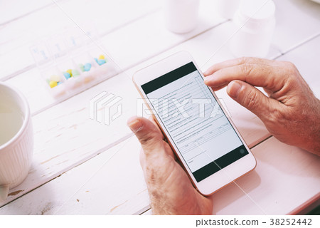 Patient filling online form out 38252442