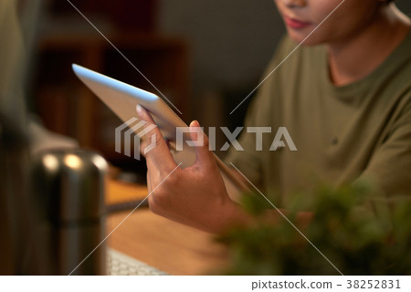 Woman surfing the Net Woman surfing the Net 38252831