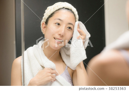 Japanese woman wiping face with towel 38253363