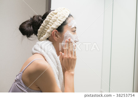 秀麗年輕日本婦女洗滌的面孔 38253754