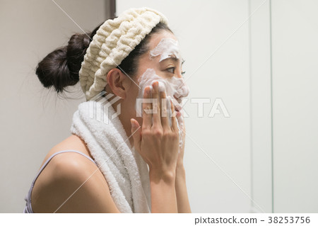 年輕的日本女人美容洗臉 38253756