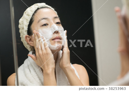 秀麗年輕日本婦女洗滌的面孔 38253963