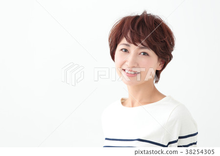 Middle women short hair Middle women short hair 38254305