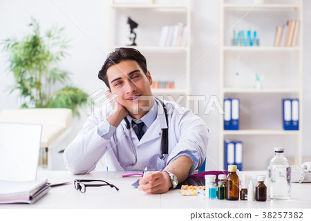 Doctor drug addict in the hospital 38257382