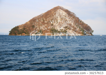 The "Yunoshima Island" is located off the Asamushi Onsen area and is said to be a symbol of the Asamushi Onsen. 38257613