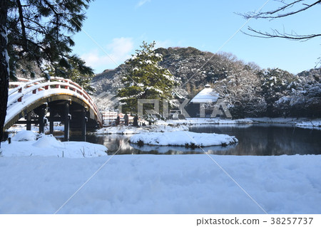 Shimei寺廟庭院斯諾伊風景 Shimei寺廟庭院斯諾伊風景 38257737