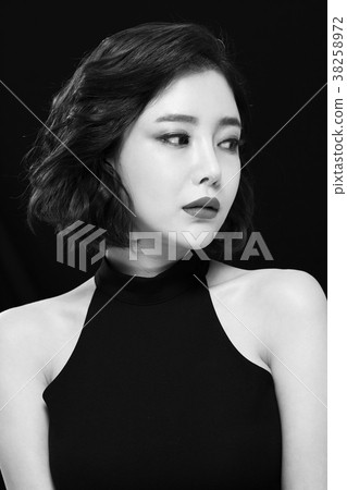 美女，20多歲，女人，黑白，單調 38258972