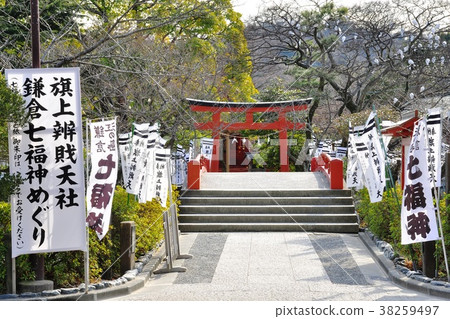 紅色牌坊和鎌倉Shichifukujin Benzaitensha上升的旗幟 38259497
