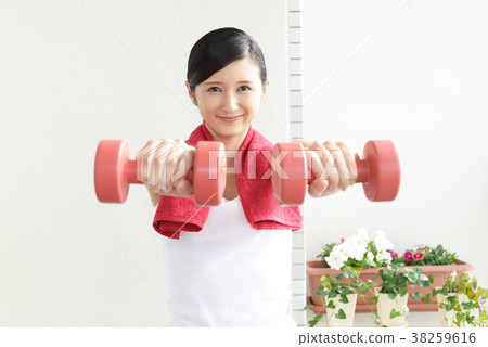 Women exercising Women exercising 38259616