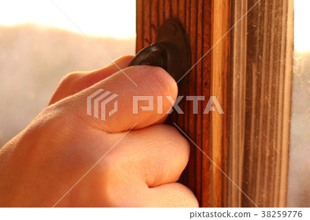 關閉鑰匙的男性手 關閉鑰匙的男性手 38259776