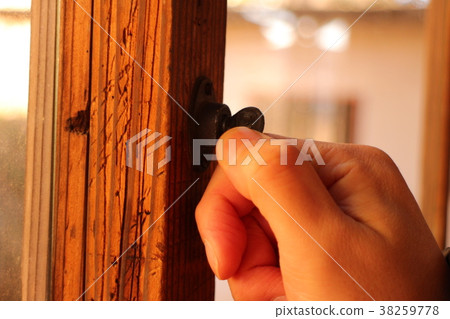 關閉鑰匙的男性手 38259778