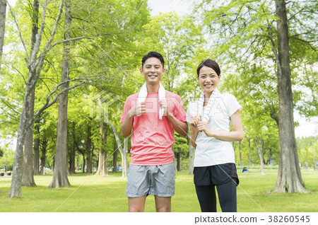 一對夫婦穿著運動服 一對夫婦穿著運動服 38260545