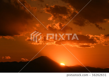 Related search keywords for "Mount Fuji and setting sun" as seen from Tokyo cityscape, sunset view and Sumida ward in Japan 38262631