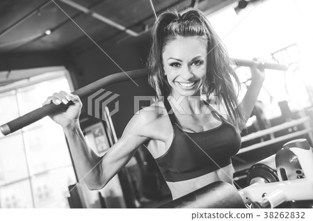 Sexy athletic young girl training back in gym Sexy athletic young girl training back in gym 38262832