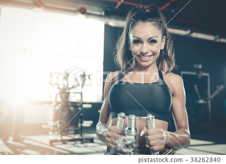 Sexy athletic young girl training back in gym 38262840