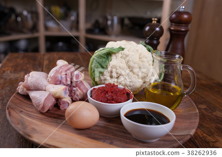 Raw chicken legs 38262936