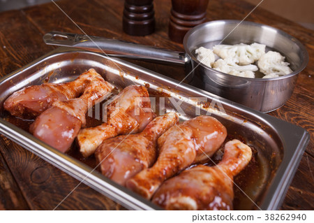 Raw chicken legs 38262940