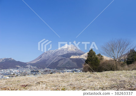 Yufuin Basin in winter 38263337