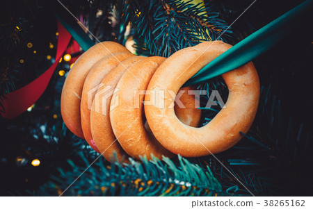 Five bagels on a ribbon hang on a Christmas tree Five bagels on a ribbon hang on a Christmas tree 38265162