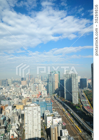 Dr. Yellow Shinkansen running through buildings in Tokyo 38269816