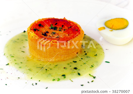 Pie in tomato sauce with aromatic herbs Pie in tomato sauce with aromatic herbs 38270007
