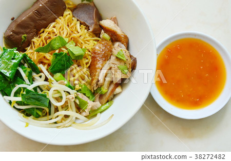 dry Chinese egg noodle topping duck meat   38272482