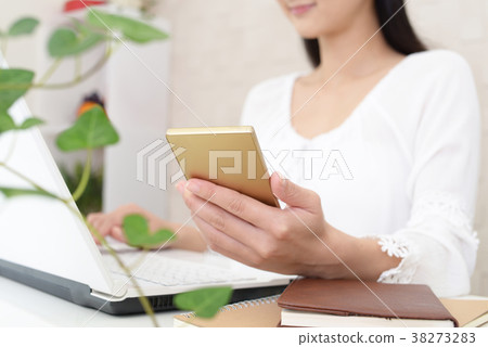 Woman with smartphone 38273283