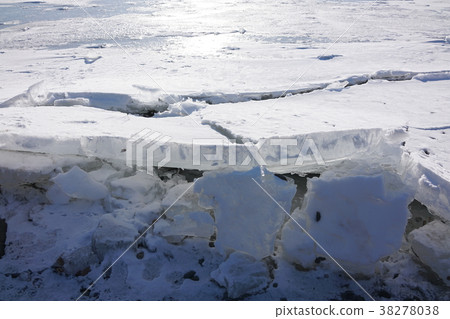 Ice mass rushing to the shore of lake Suwa 38278038