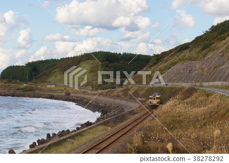 Gono Line train seaside 38278292