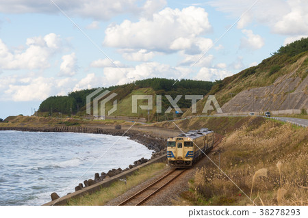 Gono Line train seaside 38278293