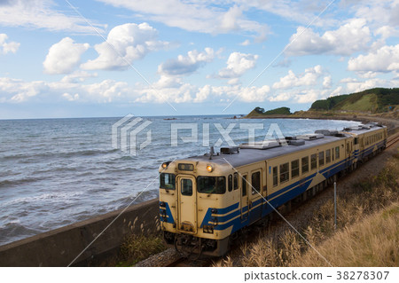 Gono Line train seaside 38278307