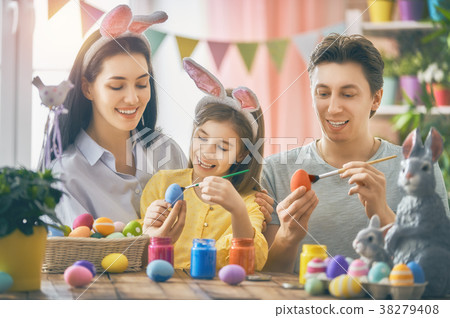 family are painting eggs 38279408
