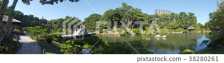 日本庭院池塘和石橋樑 38280261