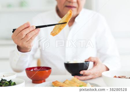 老人吃 38280528
