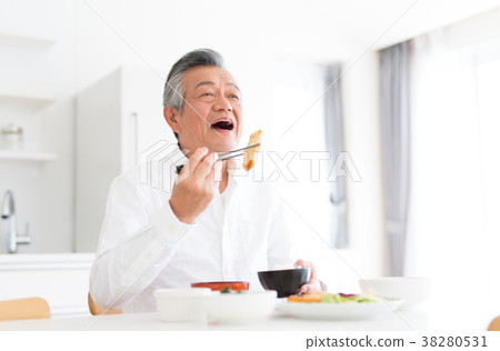 老人吃 38280531