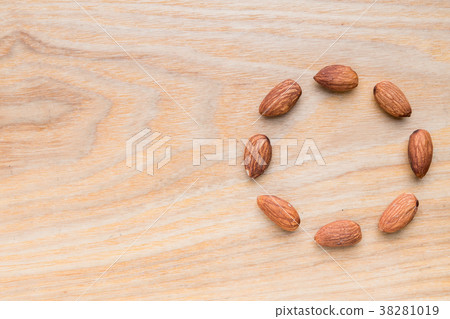 杏仁簡單的背景的圖像 38281019