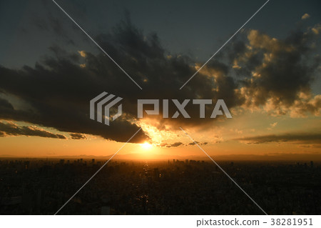 Tokyo cityscape / evening scene of Japan "Fujisan (near the sun) and skyscrapers such as Tokyo Tower, Shibuya, Shinjuku, Ikebukuro" 38281951