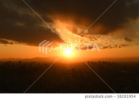 東京都市風景/日本的夜景“Shinzan(太陽附近)以及澀谷和新宿的摩天大樓”,東京穹頂在右邊 東京都市風景/日本的夜景“Shinzan(太陽附近)以及澀谷和新宿的摩天大樓”,東京穹頂在右邊 38281954