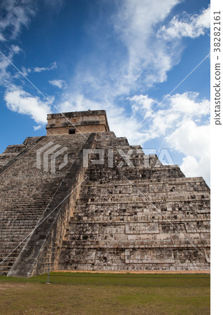Majestic Mayan ruins in Chichen Itza,Mexico. Majestic Mayan ruins in Chichen Itza,Mexico. 38282161